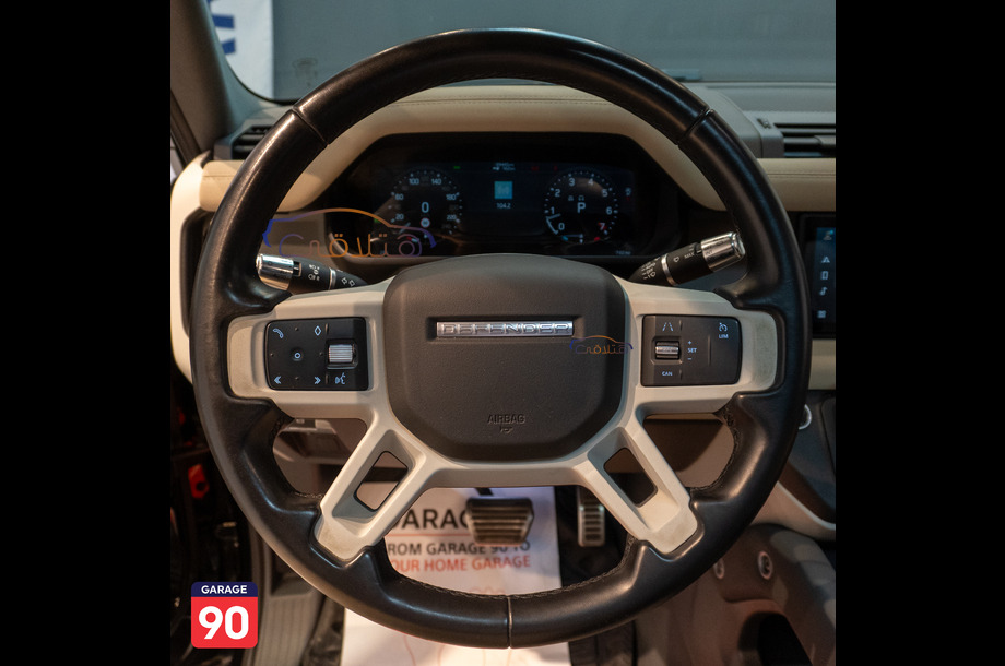 Defender Land Rover أسود