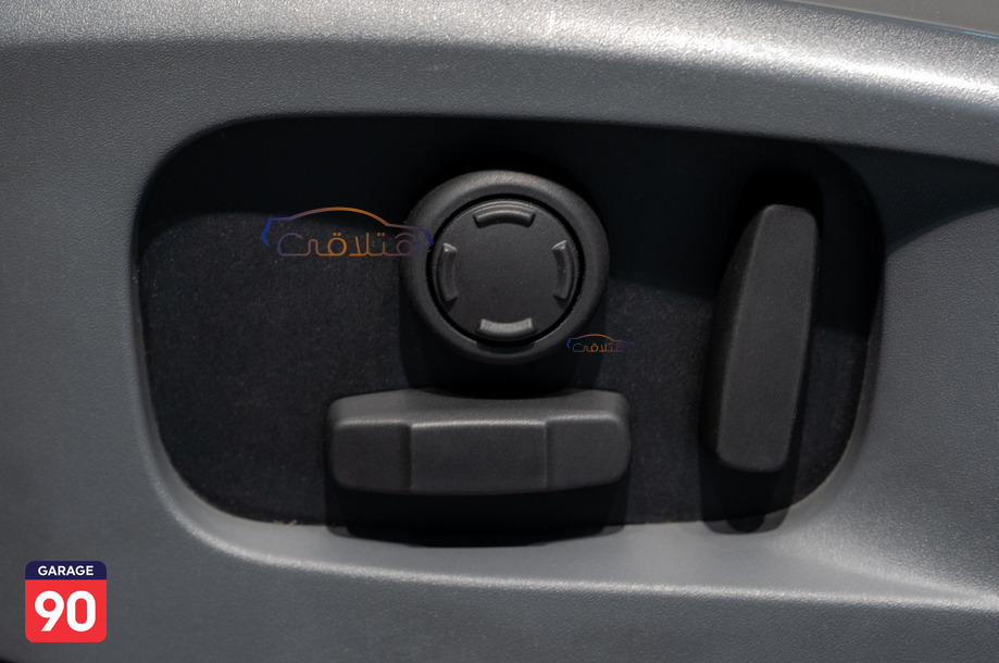 Defender Land Rover أسود