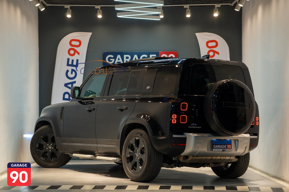 Defender Land Rover أسود