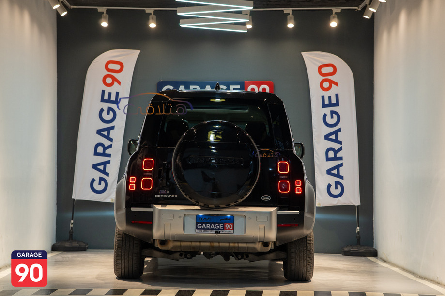 Defender Land Rover أسود