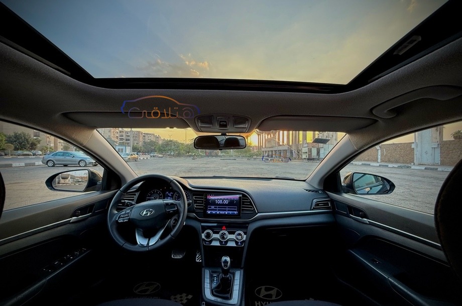 Elantra Hyundai أسود