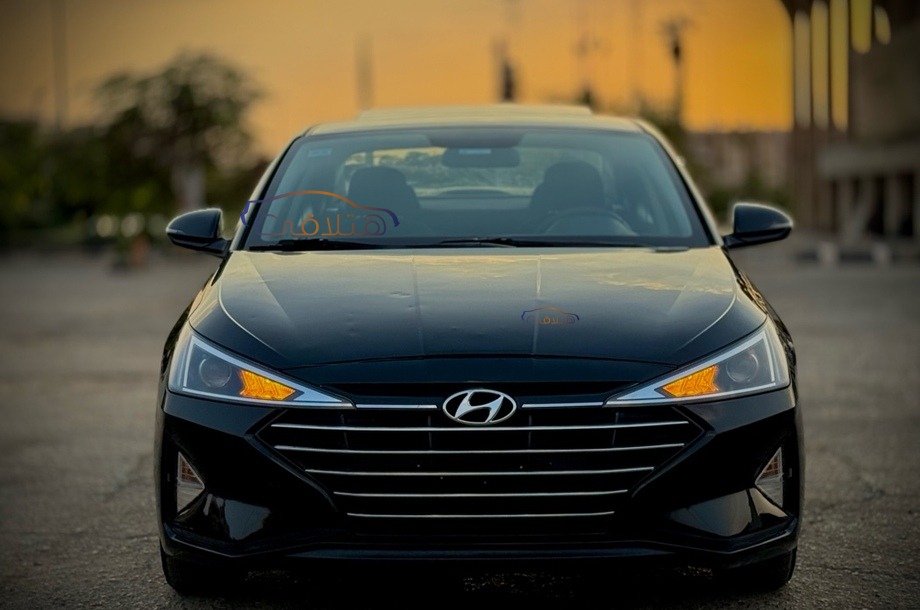 Elantra Hyundai أسود