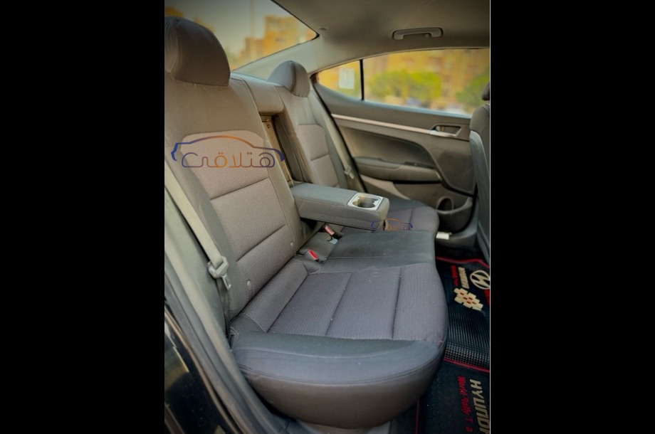 Elantra Hyundai أسود