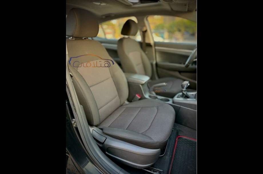 Elantra Hyundai أسود