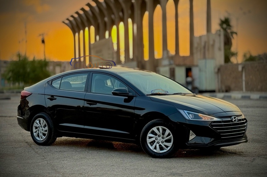 Elantra Hyundai أسود