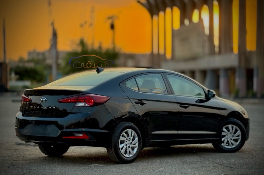 Elantra Hyundai أسود