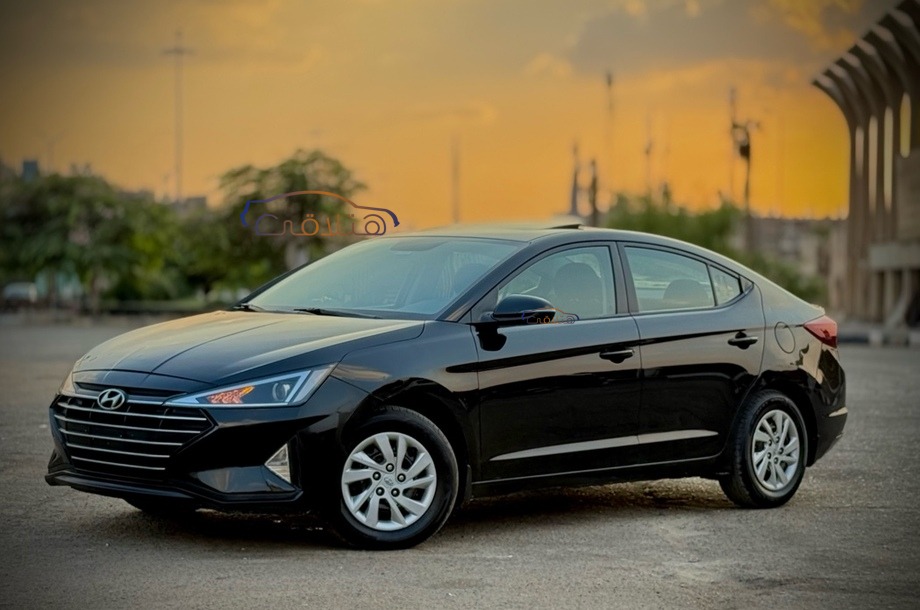 Elantra Hyundai أسود
