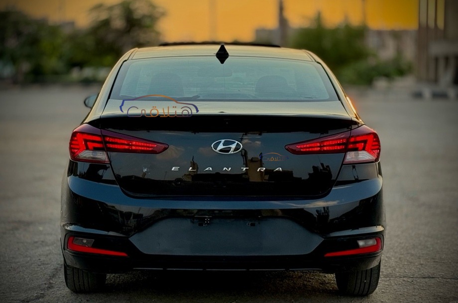 Elantra Hyundai أسود