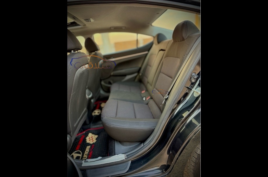 Elantra Hyundai أسود