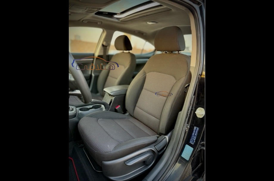Elantra Hyundai أسود