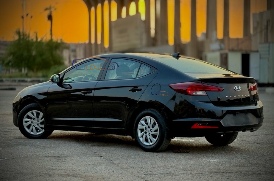 Elantra Hyundai أسود