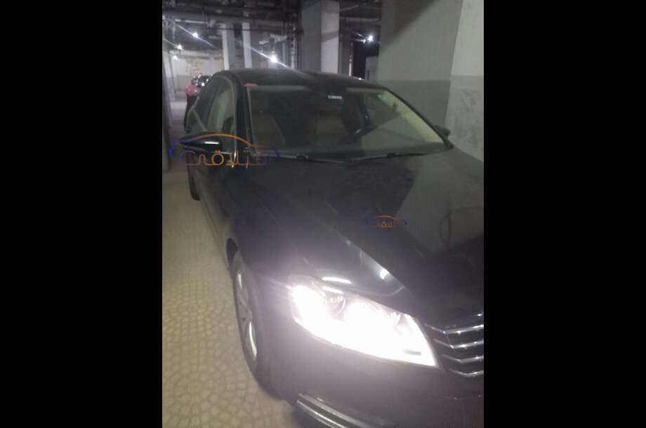 Passat Volkswagen الأزرق الداكن