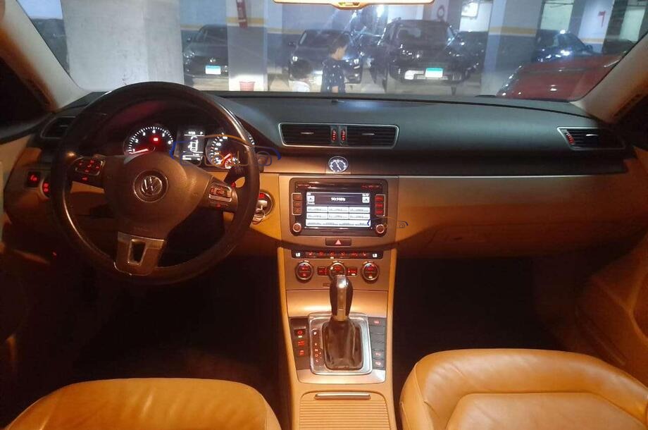 Passat Volkswagen الأزرق الداكن
