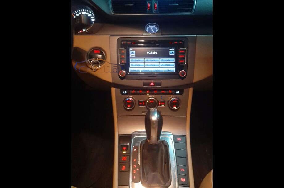 Passat Volkswagen الأزرق الداكن