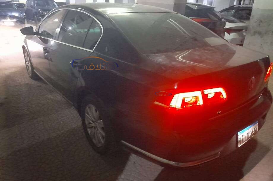 Passat Volkswagen الأزرق الداكن