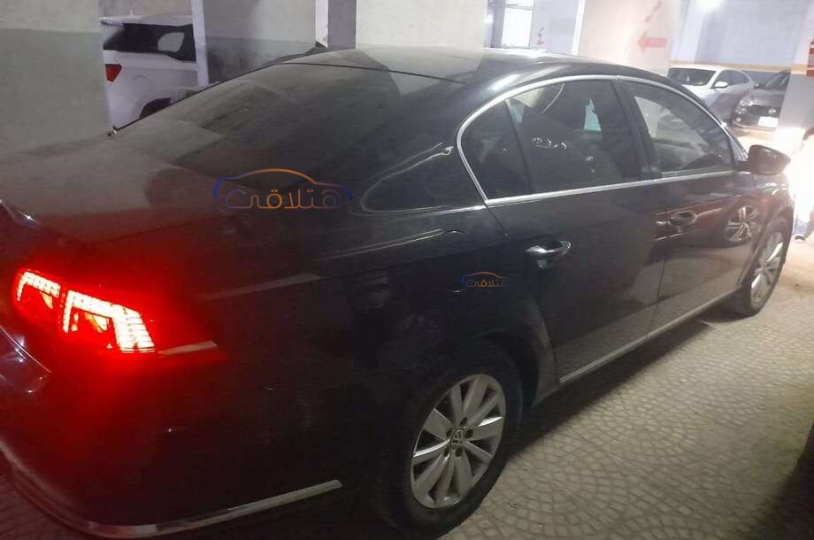 Passat Volkswagen الأزرق الداكن