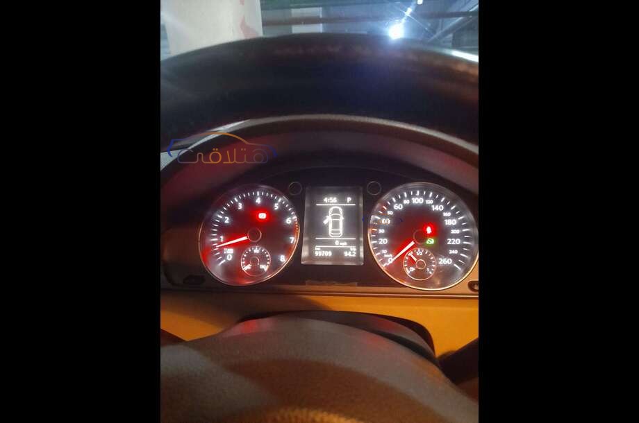 Passat Volkswagen الأزرق الداكن