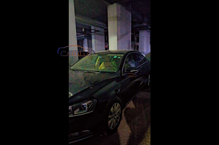 Passat Volkswagen الأزرق الداكن