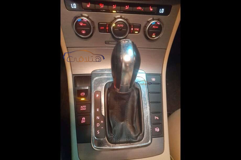 Passat Volkswagen الأزرق الداكن