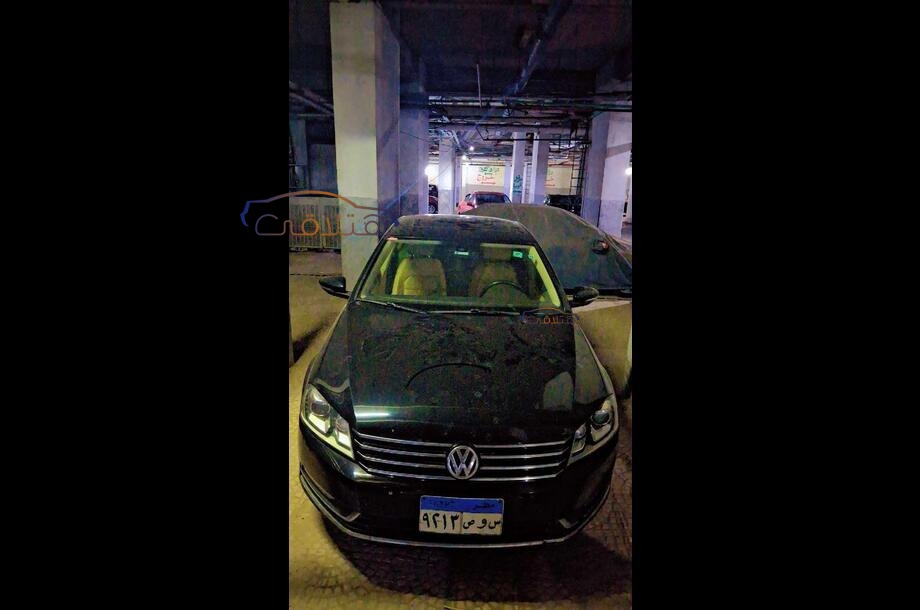Passat Volkswagen الأزرق الداكن