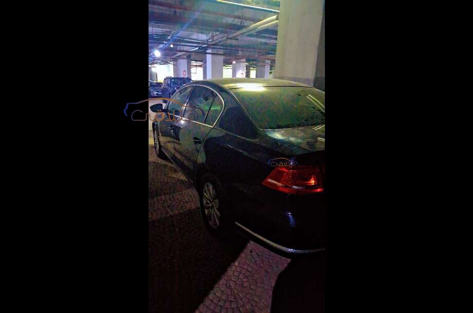 Passat Volkswagen الأزرق الداكن