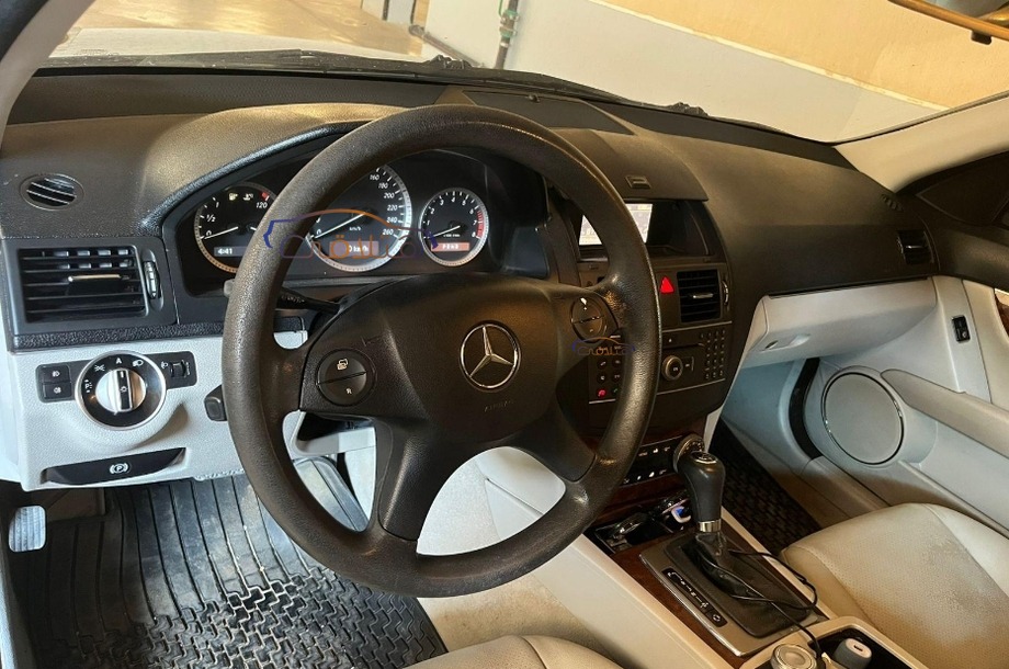 C 180 Mercedes الأزرق الداكن