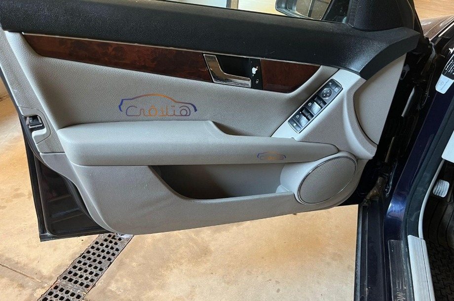 C 180 Mercedes الأزرق الداكن