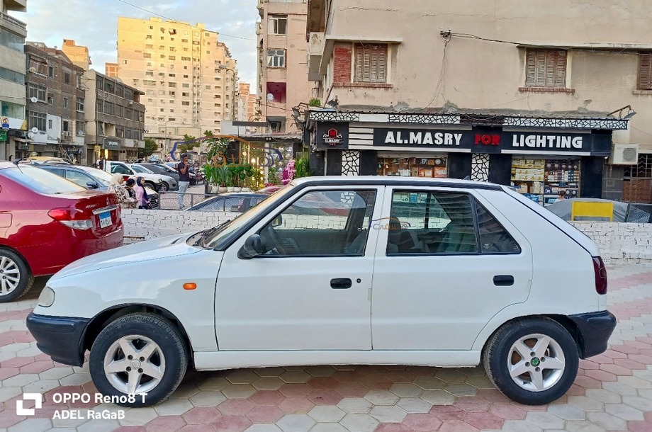 Felicia Skoda أبيض