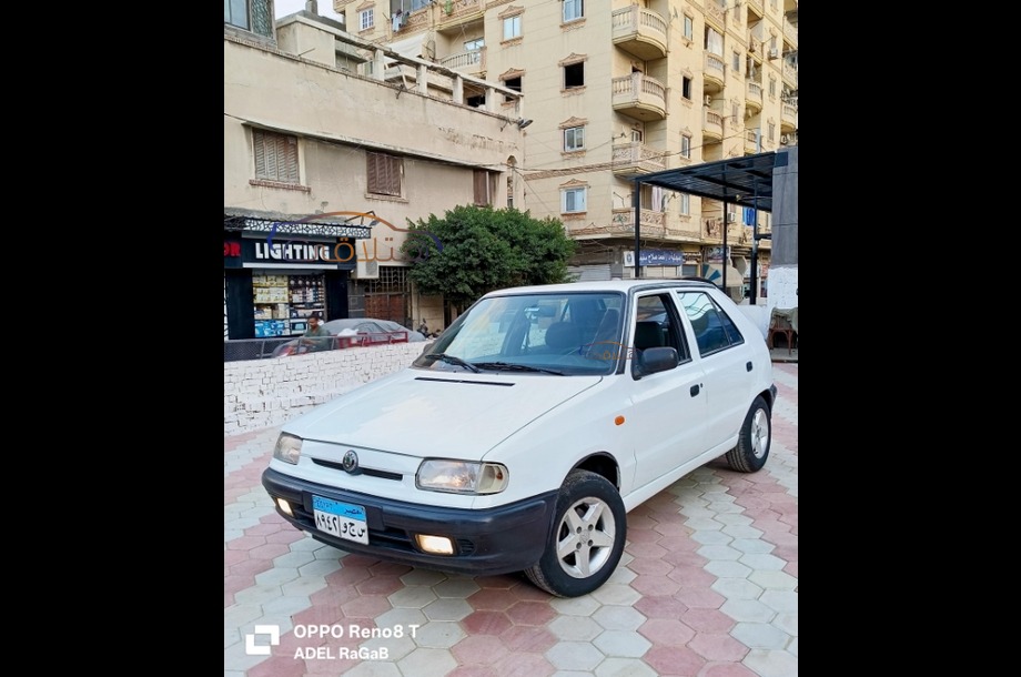 Felicia Skoda أبيض
