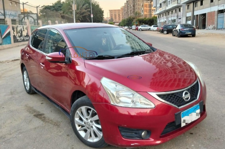 Tiida Nissan احمر