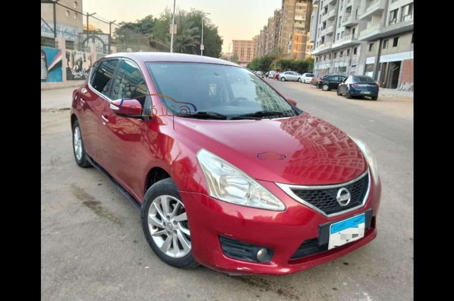 Tiida Nissan احمر