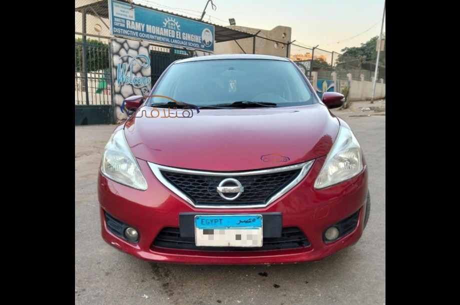 Tiida Nissan احمر