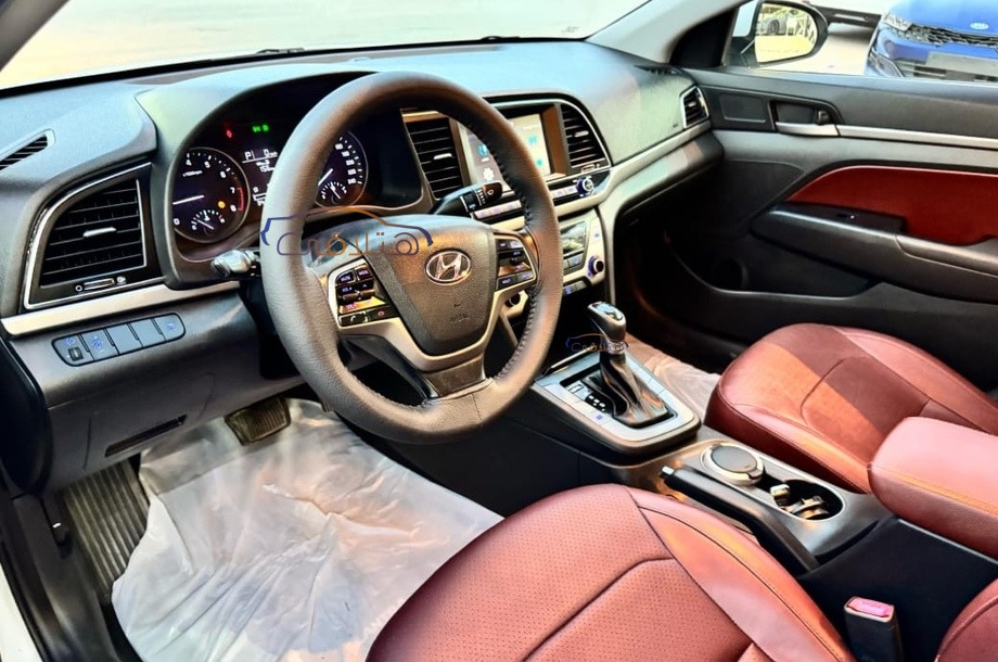 Elantra Hyundai أبيض