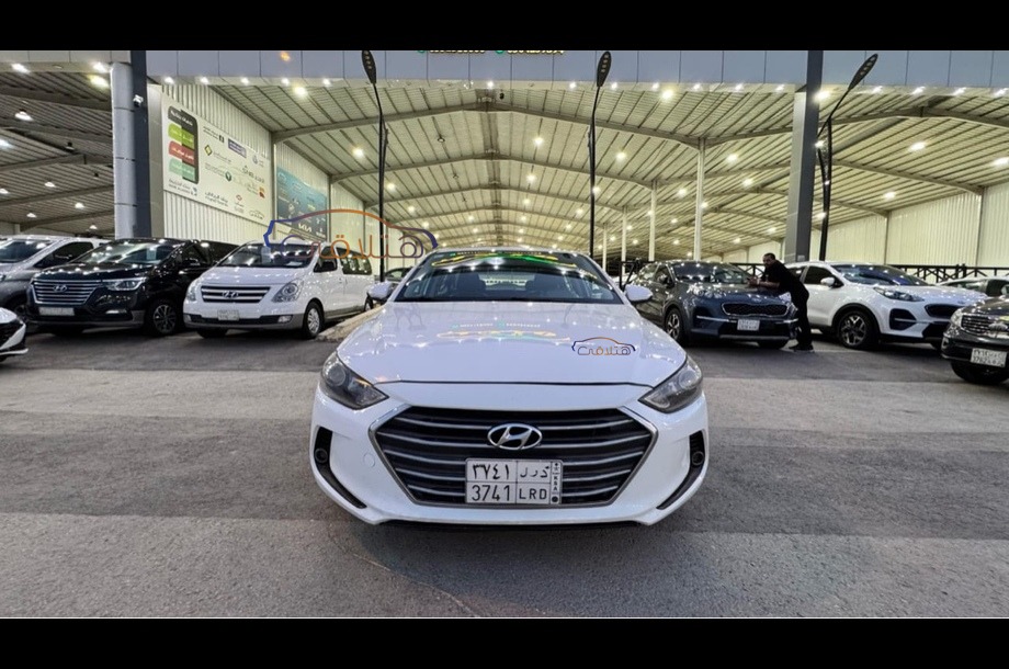 Elantra Hyundai أبيض