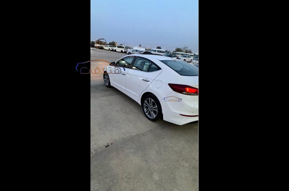 Elantra Hyundai أبيض