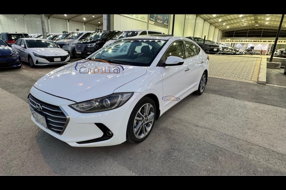 Elantra Hyundai أبيض