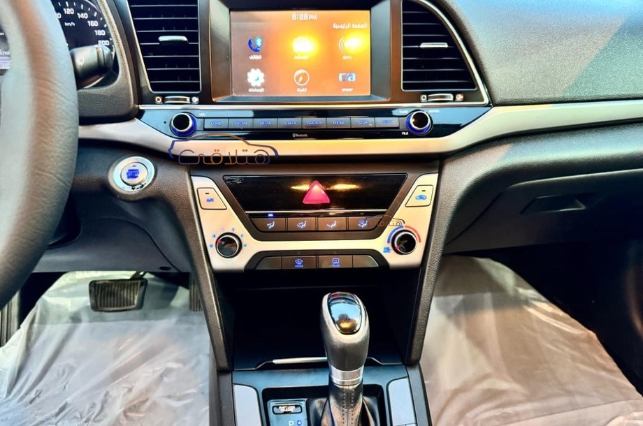 Elantra Hyundai أبيض