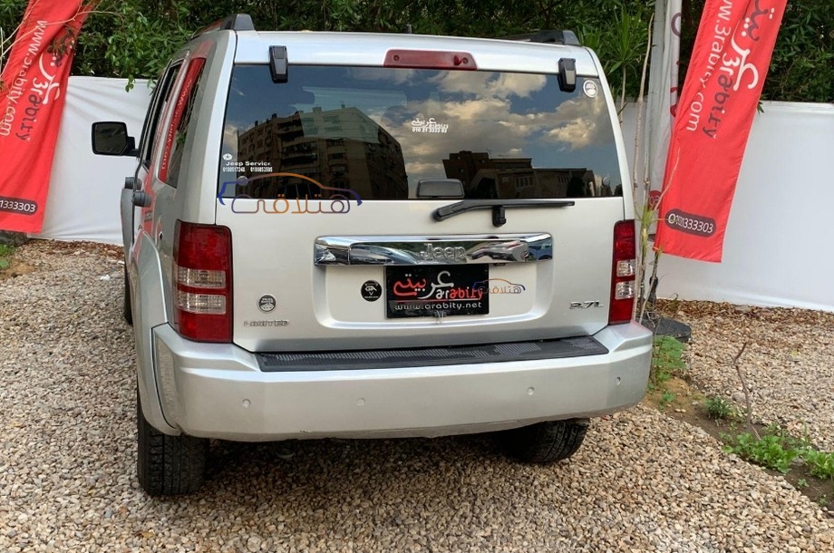 Cherokee Jeep فضي