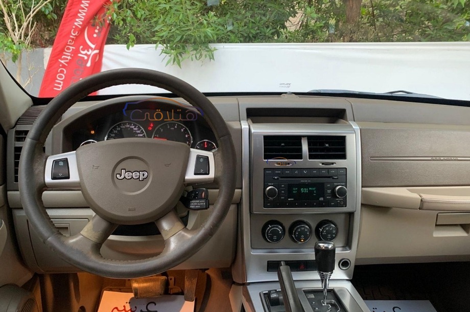 Cherokee Jeep فضي