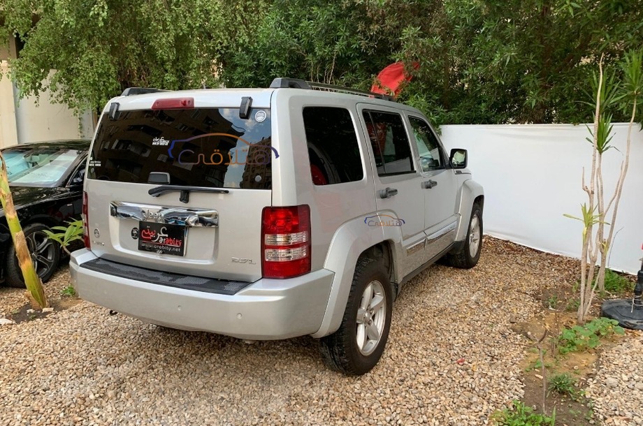 Cherokee Jeep فضي