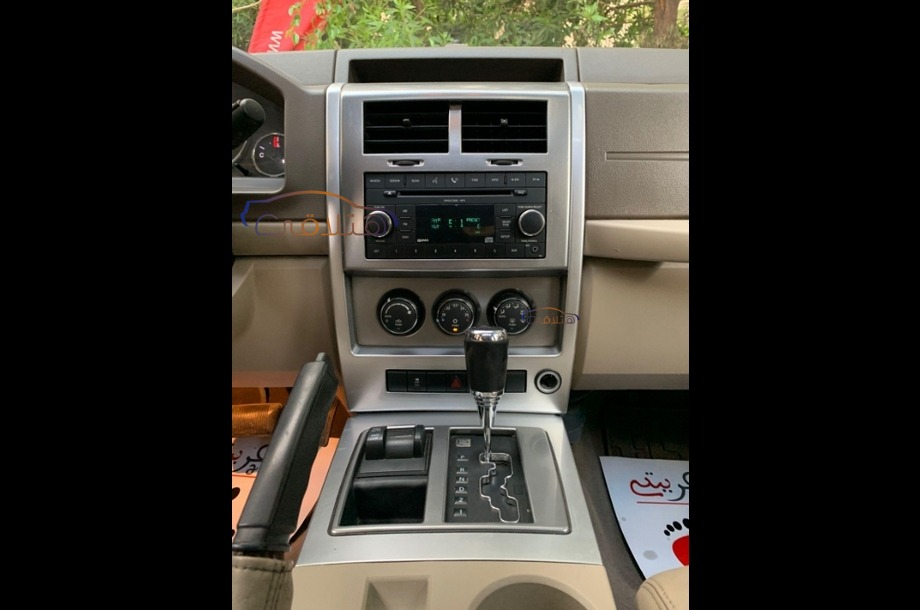 Cherokee Jeep فضي