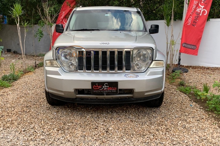 Cherokee Jeep فضي