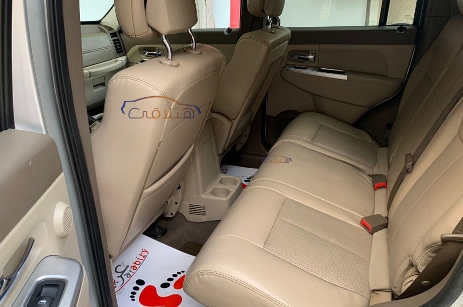 Cherokee Jeep فضي