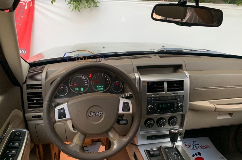 Cherokee Jeep فضي