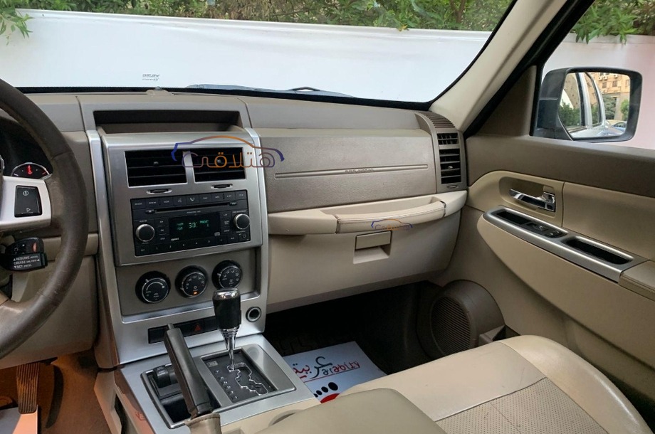 Cherokee Jeep فضي