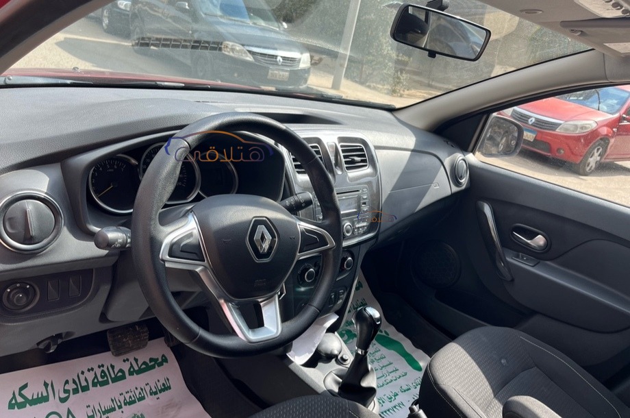 Sandero Renault احمر