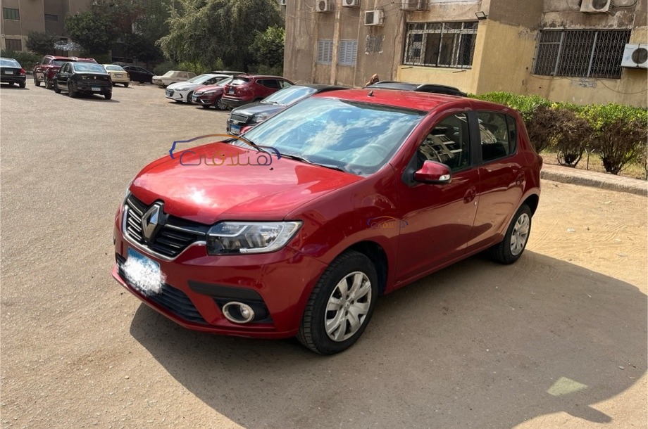 Sandero Renault احمر