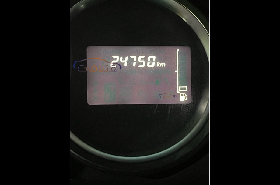 Sandero Renault احمر