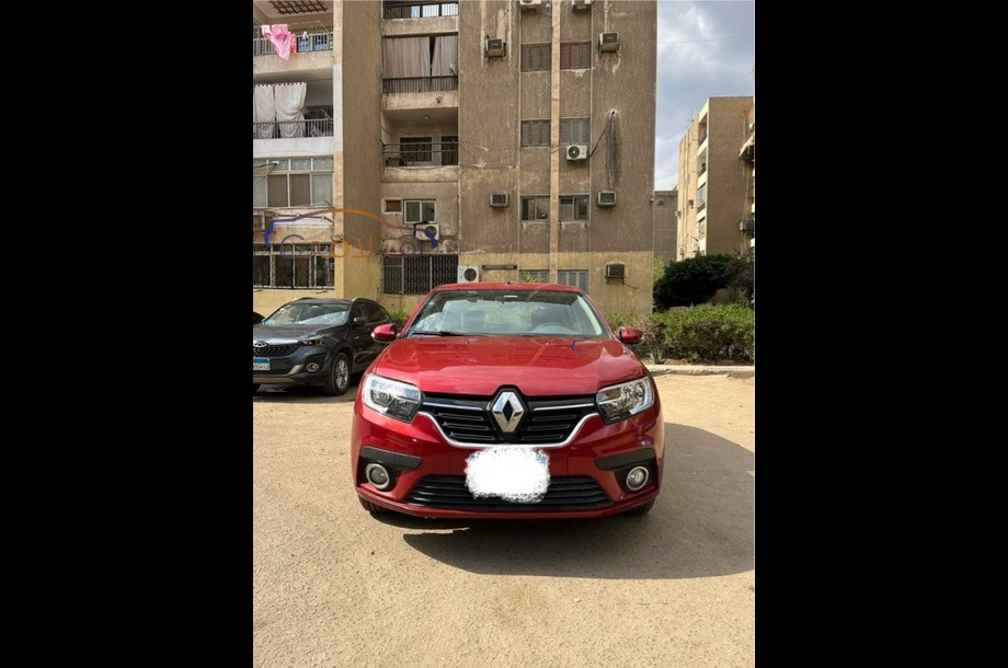 Sandero Renault احمر