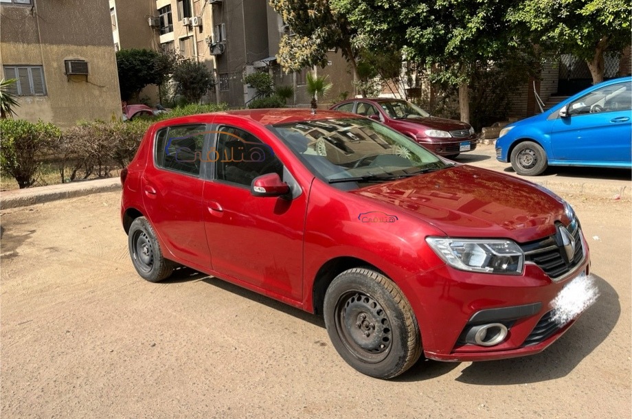 Sandero Renault احمر